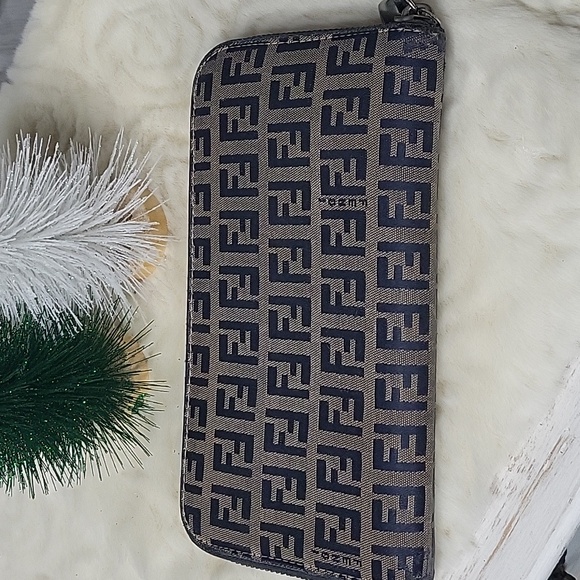 Fendi Zip Around Wallet Authentic - Picture 3 of 12
